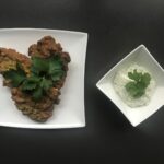Frittierte Blumenkohl-Kreuzkümmel Teiglinge mit Limetten-Koriander Joghurt