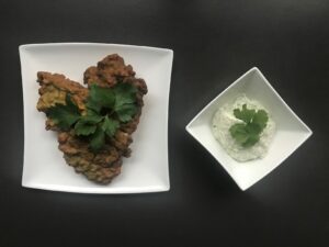Mehr über den Artikel erfahren Frittierte Blumenkohl-Kreuzkümmel Teiglinge mit Limetten-Koriander Joghurt