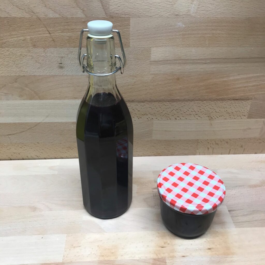 Mehr über den Artikel erfahren Schlehengelee (Saft, Sirup)