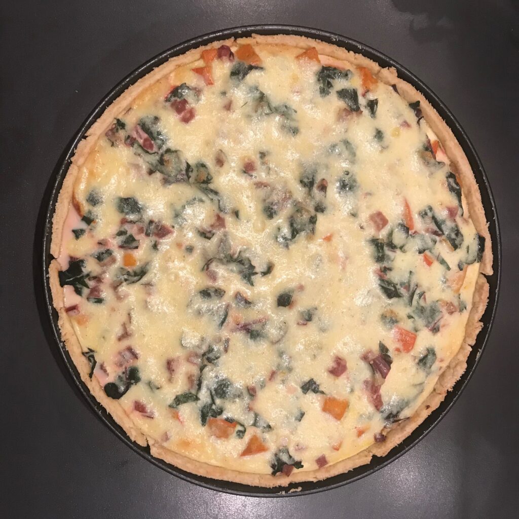 Mehr über den Artikel erfahren Kürbis-Mangold Quiche mit Speck und Apfel