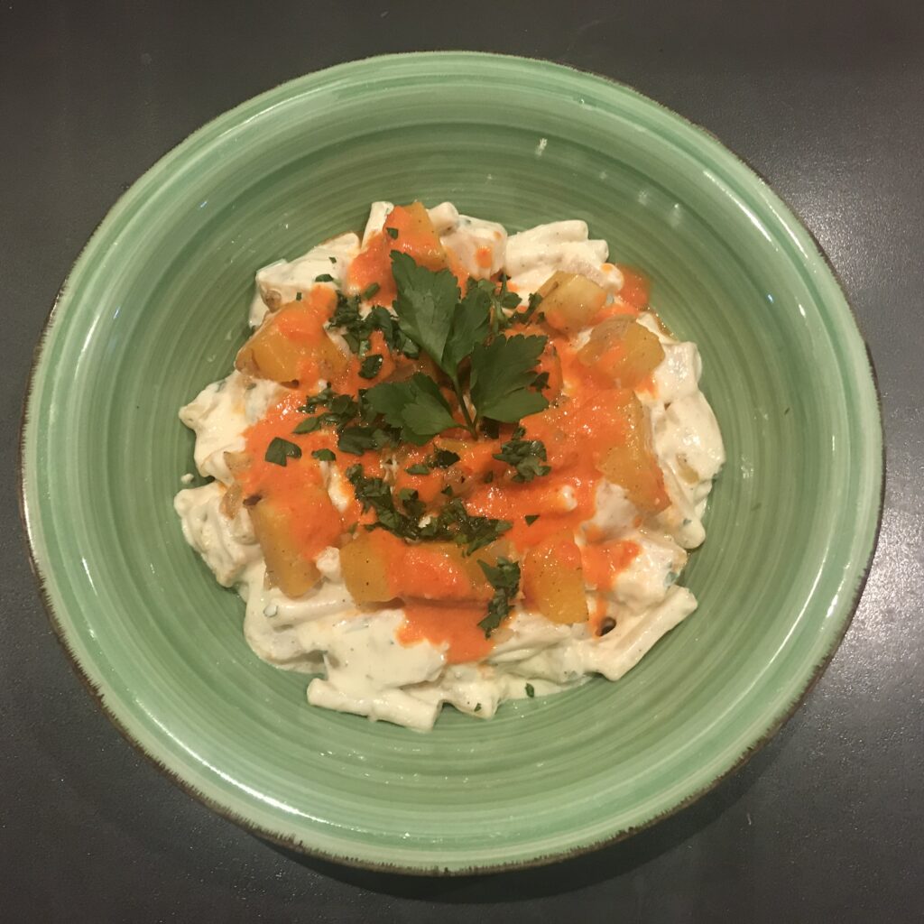 Mehr über den Artikel erfahren Gerösteter Butternut-Kürbis mit Nudeln und Joghurtsauce