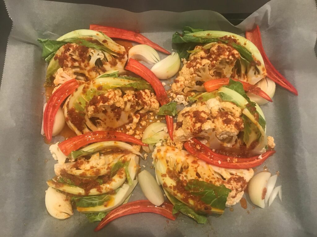 Mehr über den Artikel erfahren In Chilibutter gerösterter Blumenkohl