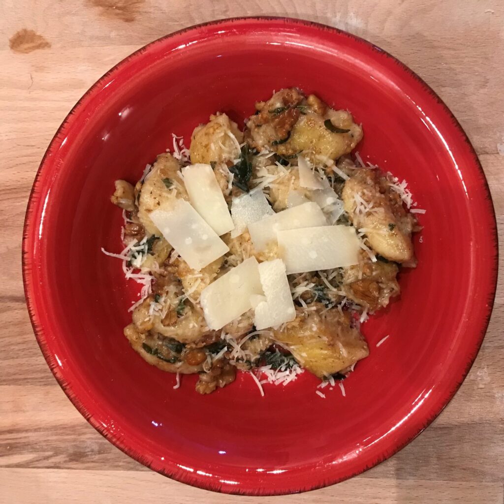 Mehr über den Artikel erfahren Gnocchi in Walnuss-Salbei-Butter