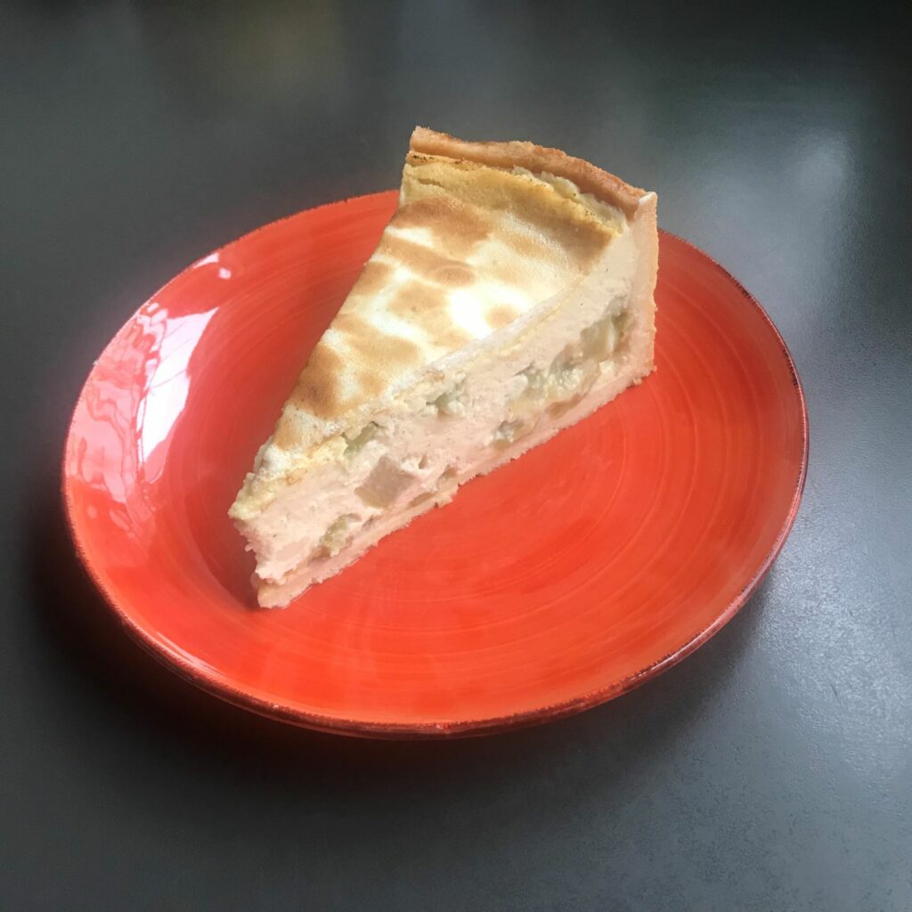 Mehr über den Artikel erfahren Rhabarberkuchen mit Quarkfüllung und Baiser