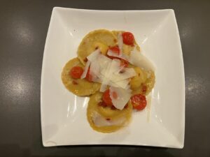 Mehr über den Artikel erfahren Tortelli mit Ziegenfrischkäse, Feigen und Rosmarin in Limetten Butter