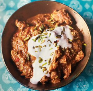 Mehr über den Artikel erfahren Hähnchen-Curry mit Pistazien und Joghurt